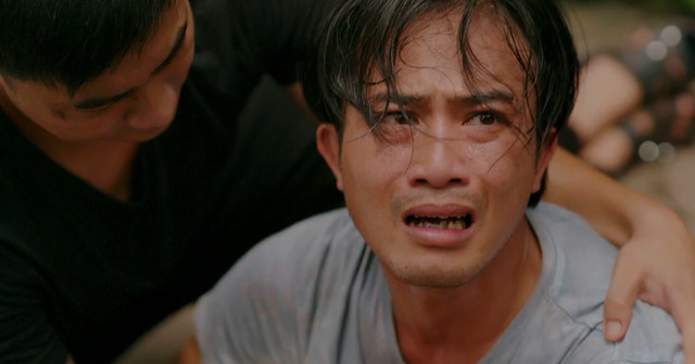 Bi kịch bất ngờ đến với vợ chồng Mến ở cuối phim. Bi kịch bất ngờ đến với vợ chồng Mến ở cuối phim.