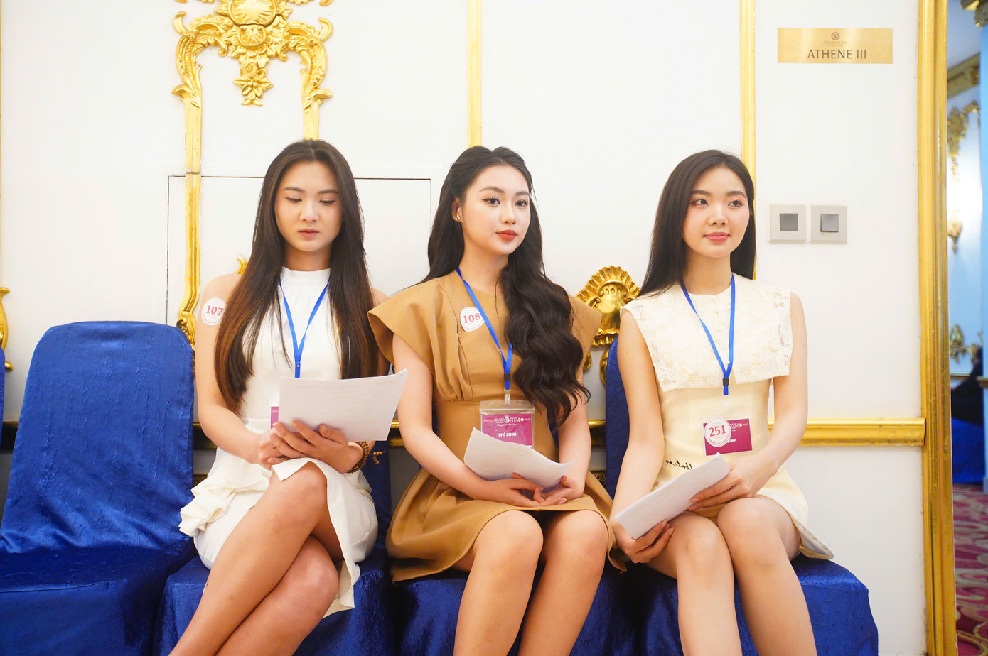 Những thí sinh đầu tiên chờ đo nhân trắc học. Ảnh: Duy Phạm. Những thí sinh đầu tiên chờ đo nhân trắc học. Ảnh: Duy Phạm.