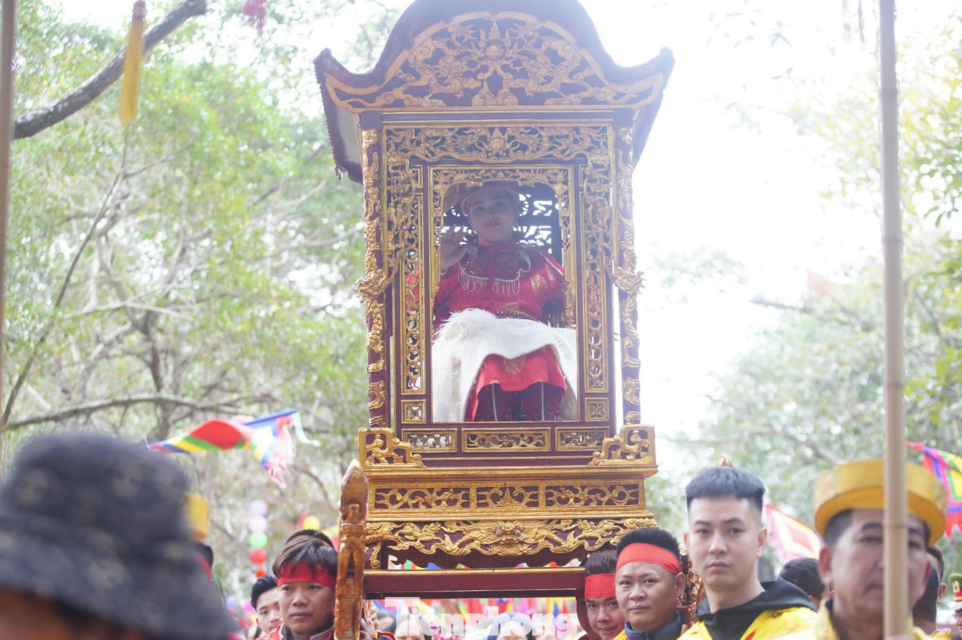 Sau phần nghi lễ chung, 8 lễ vật của các thôn, làng được đưa vào cung tiến. Thôn Yên Tàng (xã Bắc Phú) được chọn để thực hiện lễ rước tướng. "Nữ tướng" có tên Nguyễn Phương Thảo, sinh năm 2014.