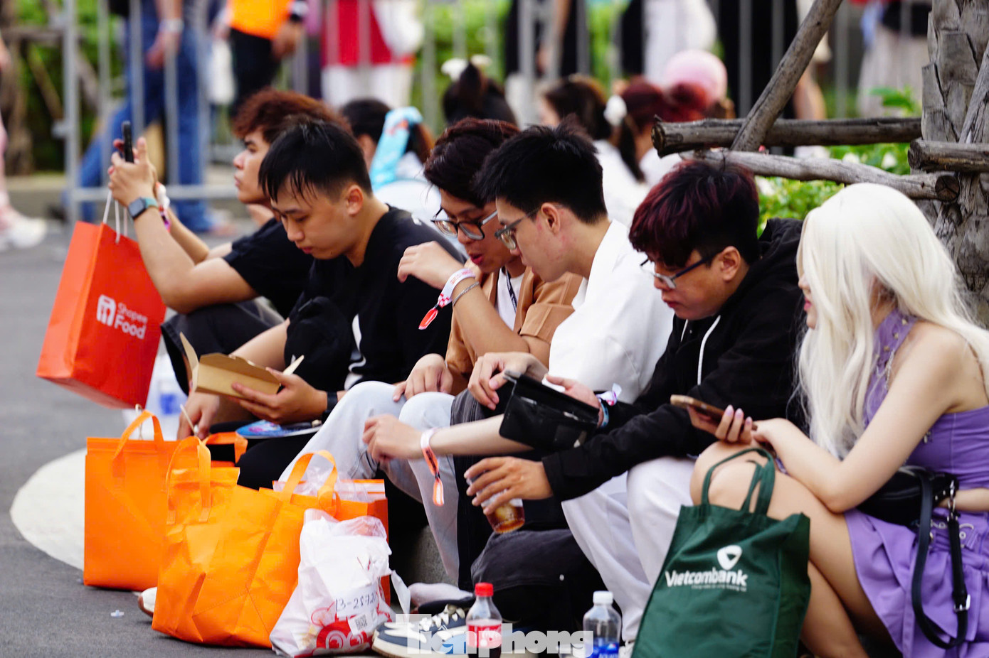 Hàng dài chờ đợi concert cuối cùng của Anh trai vượt ngàn chông gai trong năm. Trước hai đêm concert, anh tài Jun Phạm kêu gọi mọi người cùng nhau mặc trang phục truyền thống để xác lập kỷ lục Guinness, từ đó tạo nên những kỷ niệm đáng nhớ. "Đã là trang phục truyền thống của Việt Nam thì trang phục nào có hồn cốt, tinh túy nước nhà đều được chào đón, bởi mọi người cũng cần thoải mái để xem ca nhạc", Jun Phạm nói.