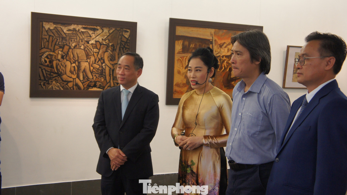 Giám đốc Bảo tàng Mỹ thuật Việt Nam Nguyễn Anh Minh (trái) bày tỏ Hà Nội luôn là đề tài hấp dẫn, nguồn cảm hứng vô tận cho sáng tác của nhiều thế hệ nghệ sĩ. "Trong không khí tưng bừng kỷ niệm 70 năm Giải phóng Thủ đô, hy vọng triển lãm góp một phần ký ức về Hà Nội một thời đã qua. Dù qua bao nhiêu thăng trầm Hà Nội vẫn luôn tràn đầy sức sống và niềm tin", ông Nguyễn Anh Minh khẳng định.