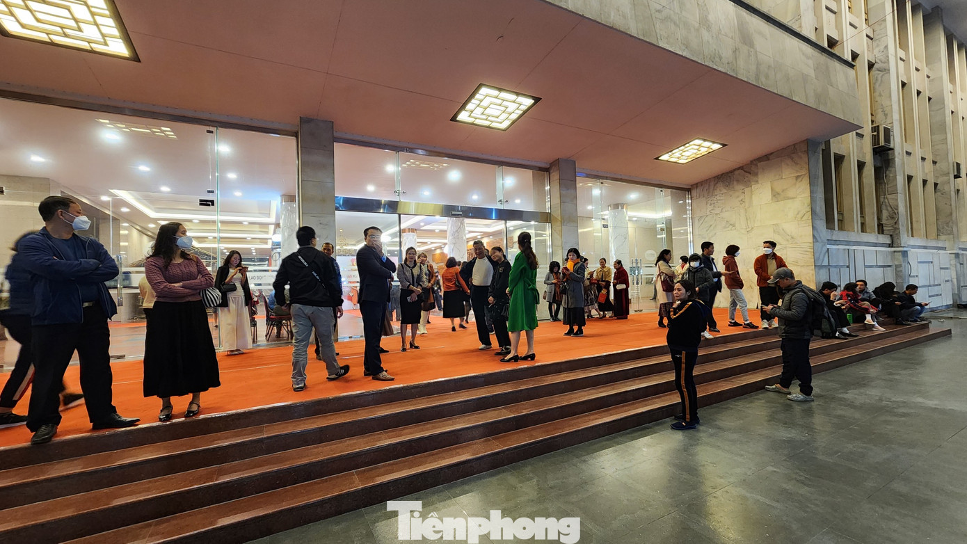 Buổi ghi hình thứ hai diễn ra vào cuối tuần, khán giả có điều kiện đến từ khá sớm. Giờ ghi hình in trên vé là 19h30. Tuy nhiên, chưa đến 19 giờ, khán giả đã có mặt để tranh thủ chụp hình. Ảnh: TRỌNG QUÂN.