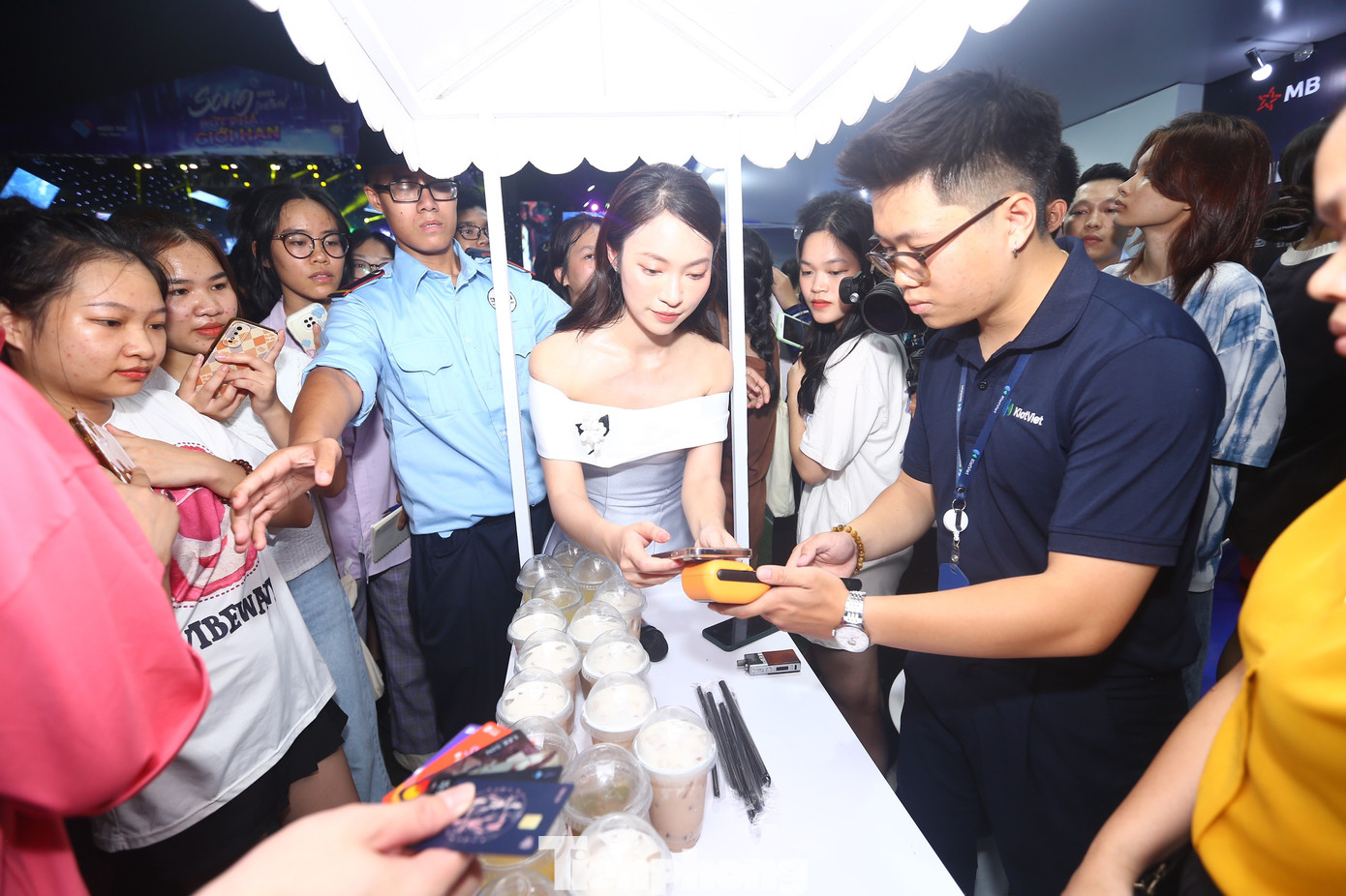 Gian hàng của Ngân hàng TMCP Quân đội (MB) càng thêm tấp nập với sự xuất hiện của đại sứ Ngày Thẻ Việt Nam 2023. Gian hàng của Ngân hàng TMCP Quân đội (MB) càng thêm tấp nập với sự xuất hiện của đại sứ Ngày Thẻ Việt Nam 2023.