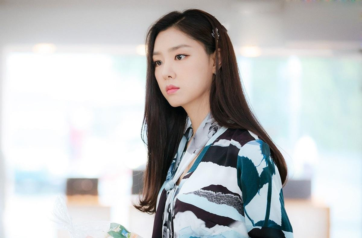 Tuy nhiên, phải đến vai diễn Seo Dan trong &quot;Hạ cánh nơi anh&quot; (2020), tên tuổi của Seo Ji Hye mới gây được tiếng vang. Cô vào vai hôn thê của nam chính Ri Jung Hyuk (Hyun Bin thủ vai)