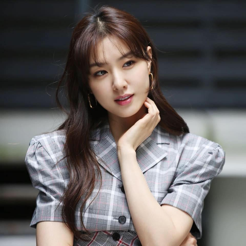 Không chỉ kiêu sa trong phim, ngoài đời, cô nàng &quot;Seo Dan&quot; cũng có gu ăn mặc thời thượng và được các tạp chí thời trang săn đón