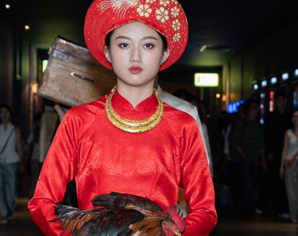 Tại sự kiện giới thiệu phim Út Lan: Oán linh giữ của hôm 30/5, Mai Cát Vi gây chú ý khi xuất hiện với áo dài đỏ, kết hợp cùng mấn truyền thống, tay ôm gà trống. Cô tái hiện khung cảnh đám cưới rùng rợn, lấy cảm hứng từ chính cảnh quay trong phim. Màn xuất hiện độc lạ của diễn viên 16 tuổi được nhiều người quan tâm.