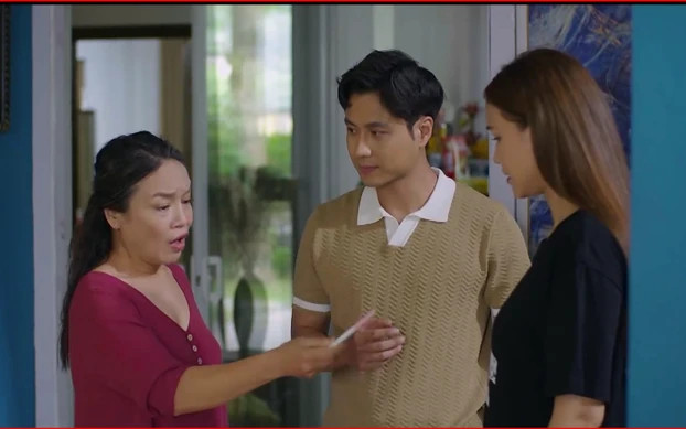 Bà Giang làm ầm ĩ nhà cửa vì nghi chồng ngoại tình.