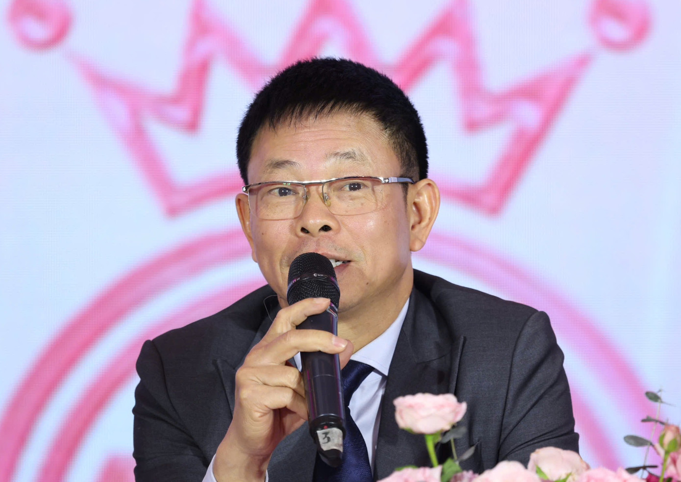 Nhà báo Phùng Công Sưởng khẳng định Hoa hậu Việt Nam 2024 vẫn kiên định với những giá trị cốt lõi từ ban đầu. Nhà báo Phùng Công Sưởng khẳng định Hoa hậu Việt Nam 2024 vẫn kiên định với những giá trị cốt lõi từ ban đầu.