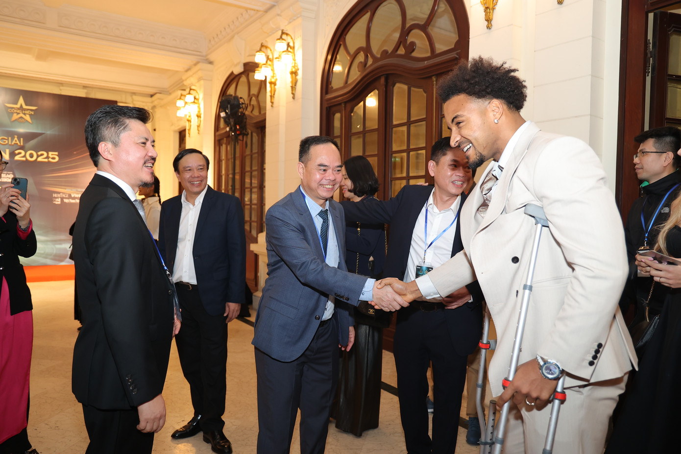 Hạng mục Gương mặt thể thao của năm được trao cho Nguyễn Xuân Son - cầu thủ xuất sắc nhất và cũng là Vua phá lưới ASEAN Cup 2024 với 7 bàn thắng. Xuân Son chống nạng đến lễ trao giải do chấn thương.