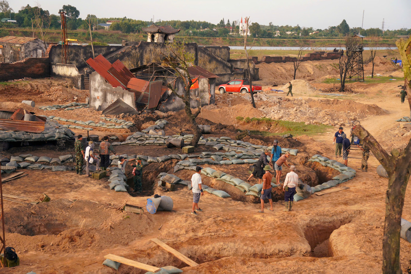 Bối cảnh hầm mổ, trạm phẫu, sở chỉ huy, đoàn tàu vận chuyển tân binh… được dựng chi tiết. Bối cảnh hầm mổ, trạm phẫu, sở chỉ huy, đoàn tàu vận chuyển tân binh… được dựng chi tiết.