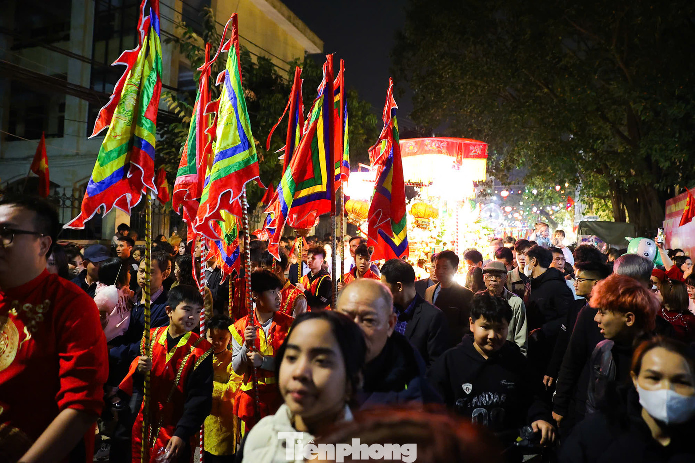 Đám đông đi theo đoàn kiệu.