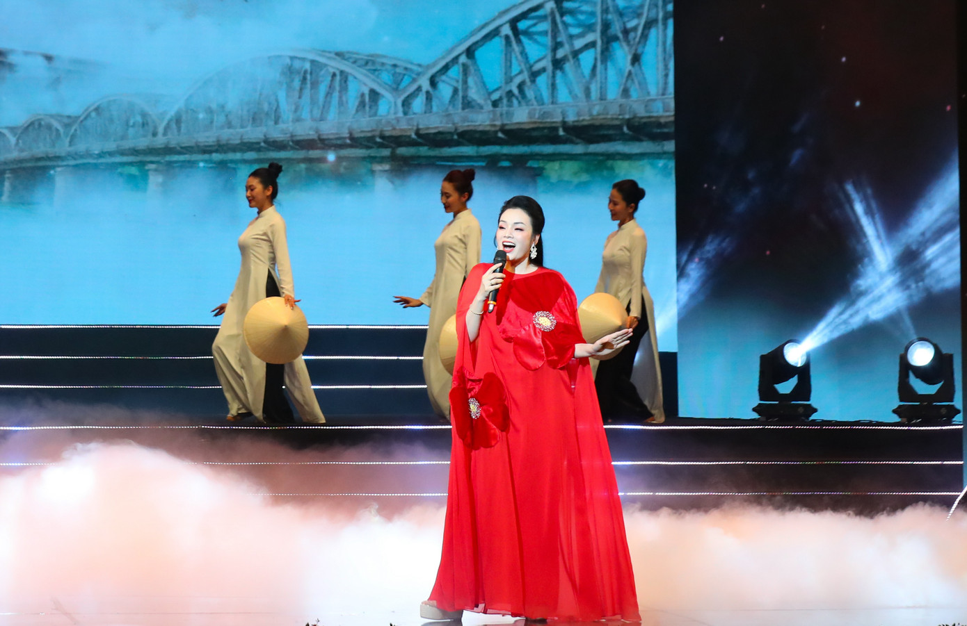 Chương trình Khúc ca khải hoàn có nhiều tiết mục nghệ thuật đặc sắc. Chương trình Khúc ca khải hoàn có nhiều tiết mục nghệ thuật đặc sắc.