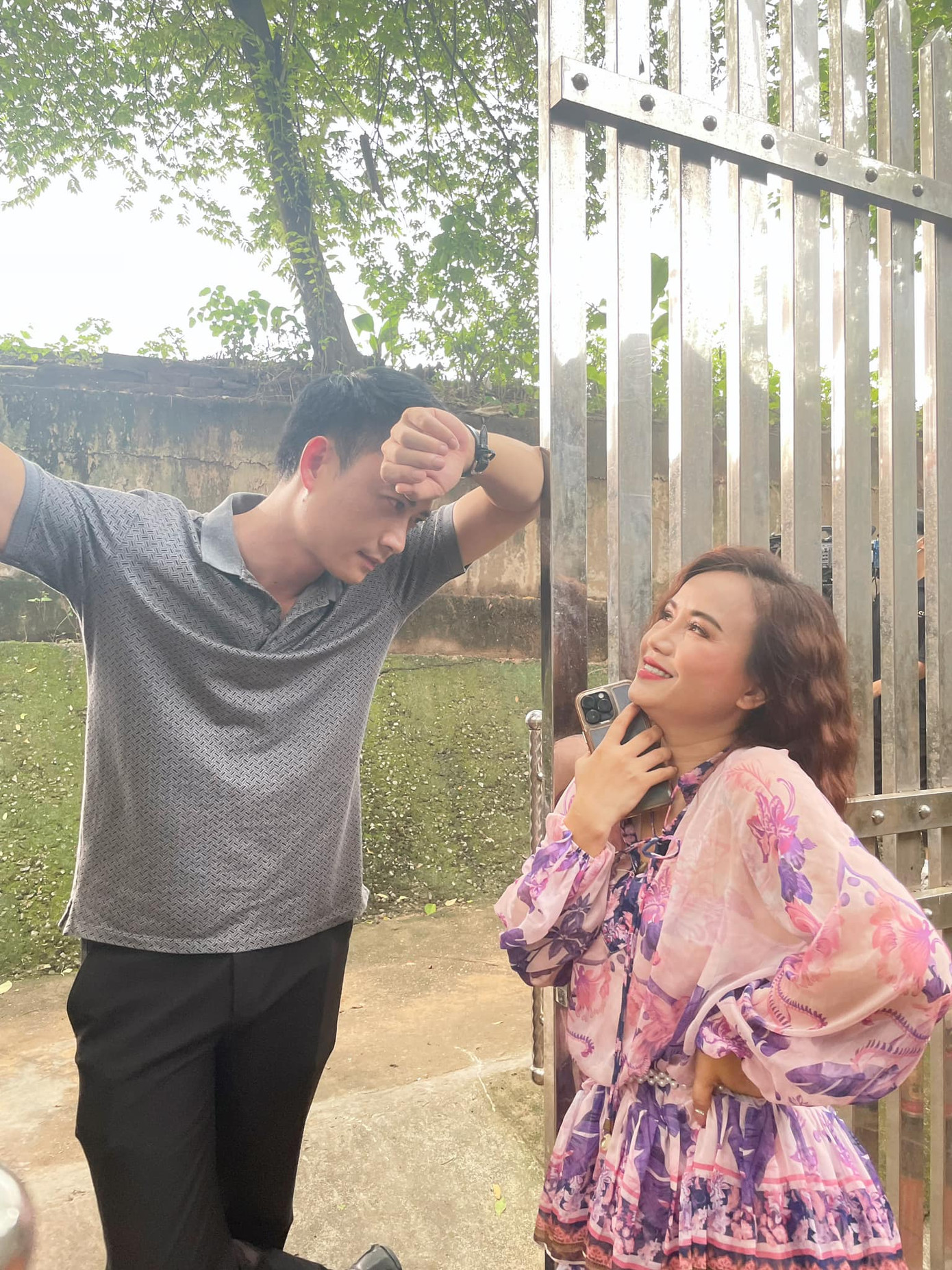 Tạo hình điệu đà, diêm dúa của cô bán nước Mỹ Lệ.