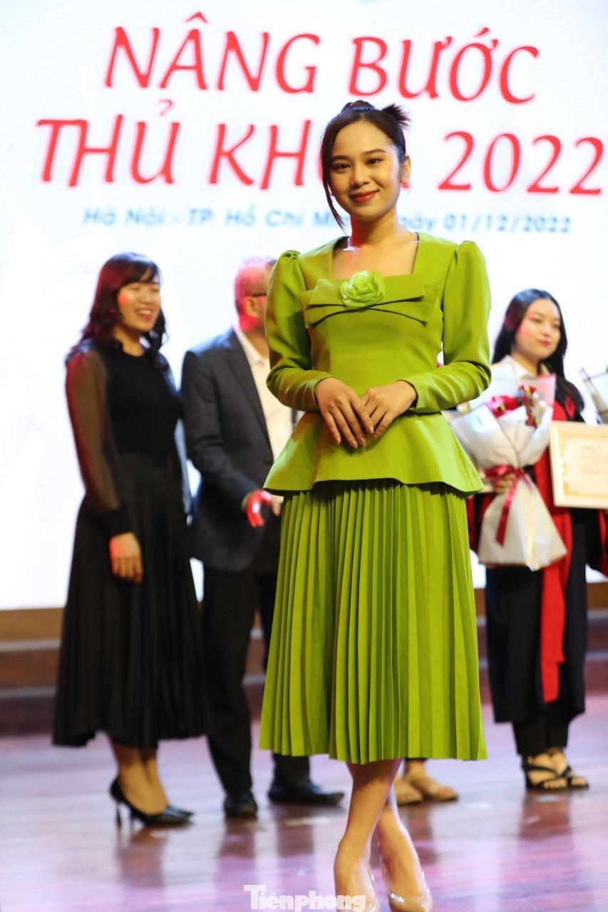 Tuyết Ngân tin tưởng quỹ học bổng &quot;Nâng bước Thủ khoa&quot; là nguồn động viên lớn đối với các sinh viên, giúp họ trở thành những người vừa có đức vừa có tài. Ảnh: Hồng Vĩnh.