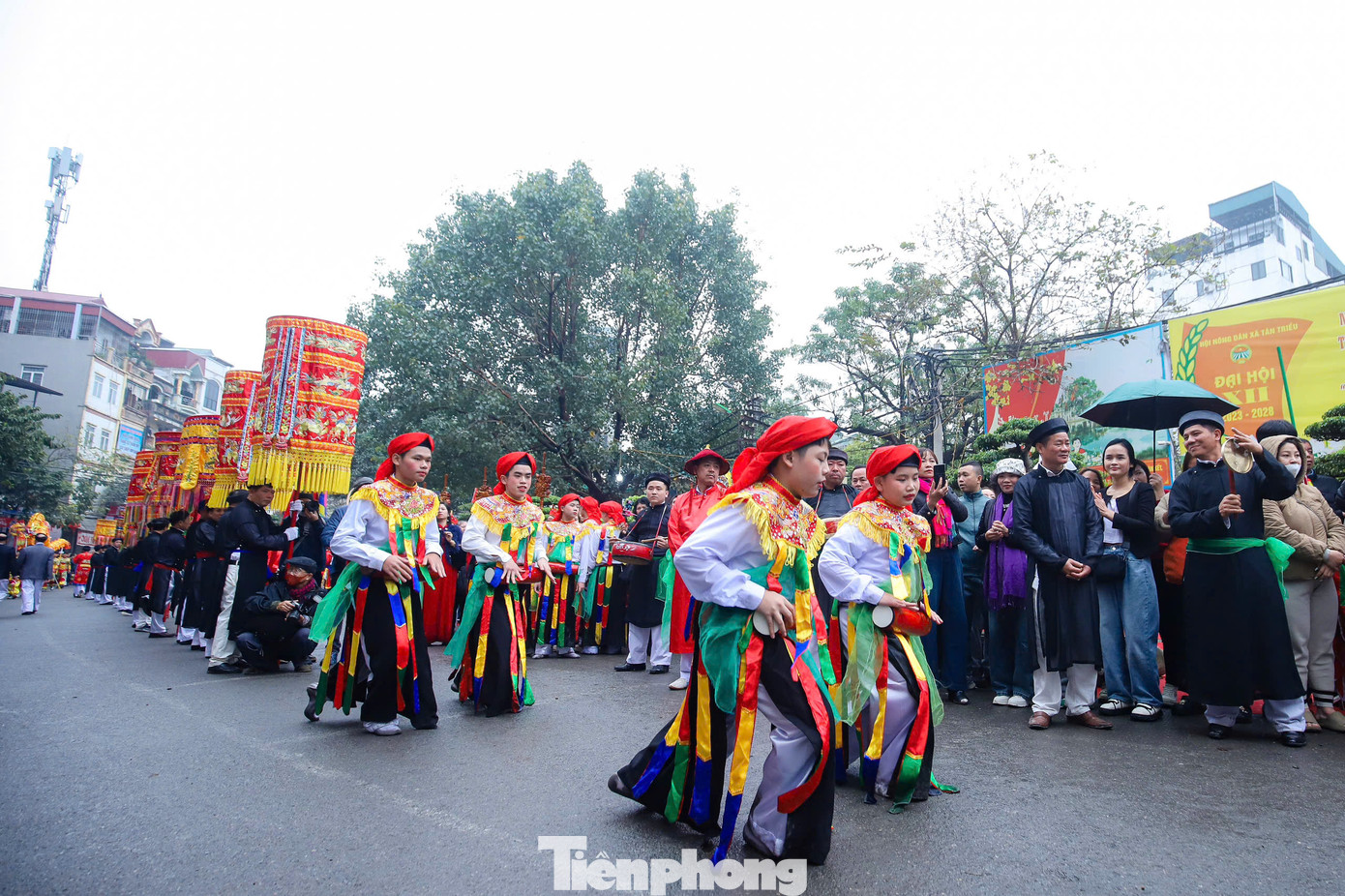 Dù trời mưa, trai làng Triều Khúc vẫn tô son, điểm phấn, diện quần áo mớ ba mớ bảy hòa vào điệu múa.