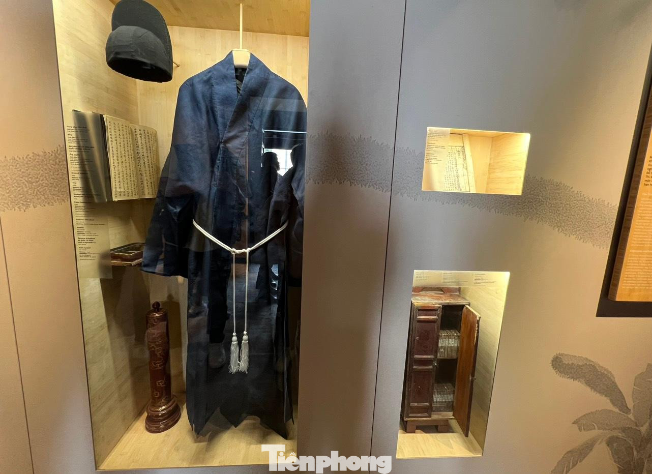Áo, mũ và sách của nho sinh thời xưa. Ảnh: NGỌC ÁNH.