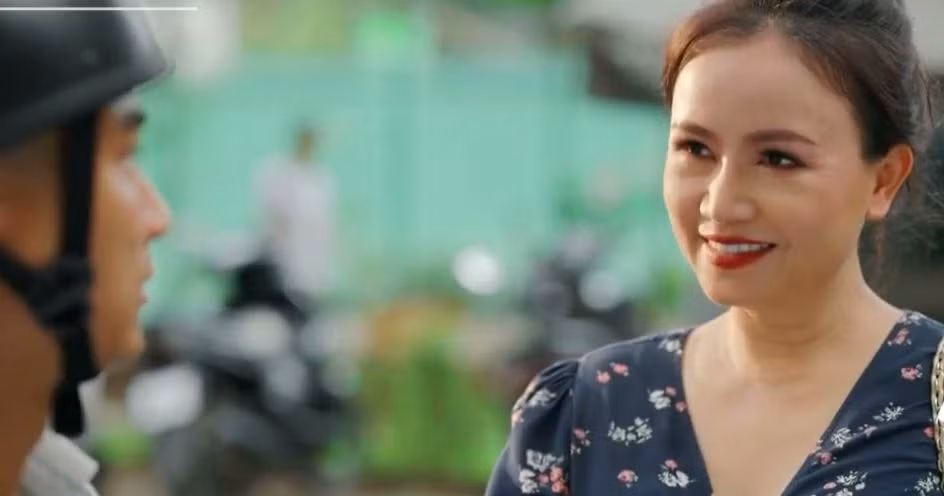 Lệ thường xuyên tán tỉnh dù biết Hiếu đã có gia đình.