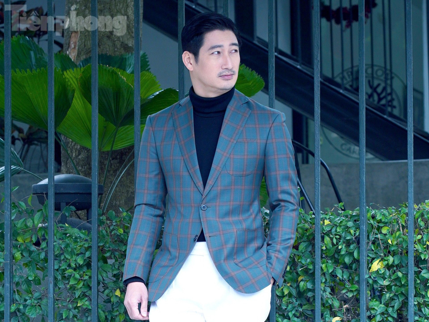 Năm 2022, Ngọc Quỳnh có tên trong danh sách xét duyệt phong tặng Nghệ sĩ ưu tú. Anh hé lộ đón “tin vui” vào đầu năm 2023. Nhớ lại quãng thời gian hơn 20 năm từ khi bén duyên với nghệ thuật, Ngọc Quỳnh khẳng định thử sức với nhiều dạng vai, cả chính diện lẫn phản diện. Ảnh: TRỌNG QUÂN.