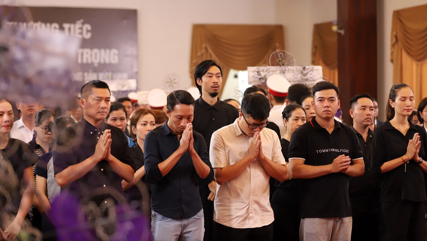 Rapper Đen Vâu xúc động khi đứng trước di ảnh Tổng Bí thư Nguyễn Phú Trọng.