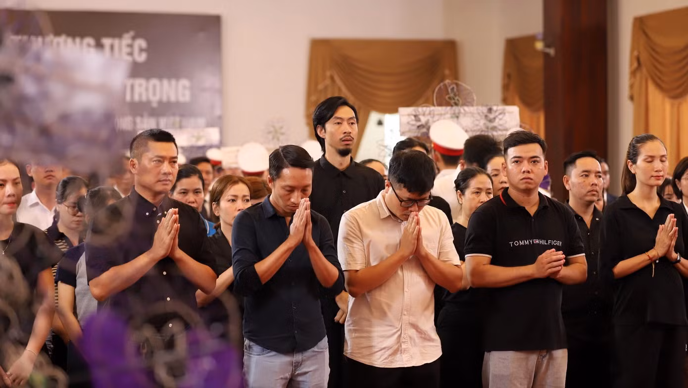 Rapper Đen Vâu xúc động khi đứng trước di ảnh Tổng Bí thư Nguyễn Phú Trọng.