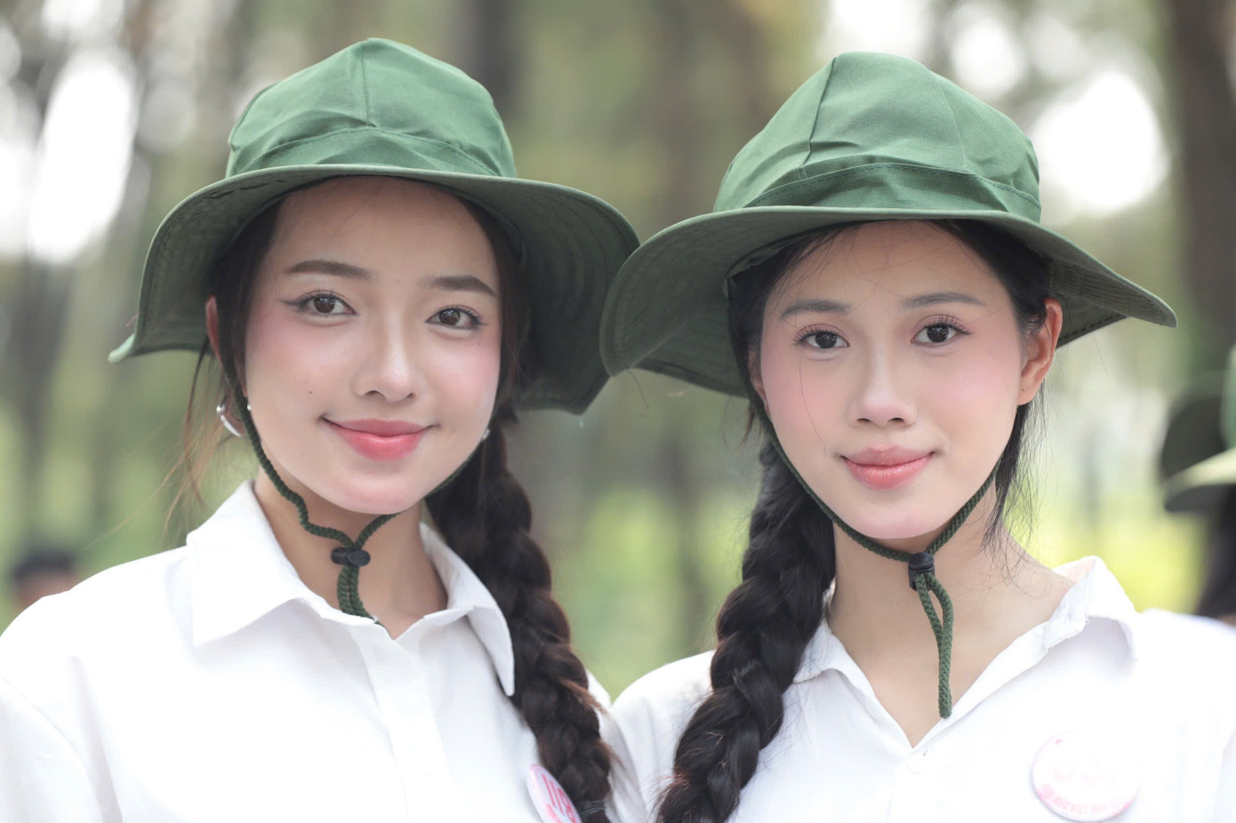 Thí sinh Đoàn Thị Diệu Huyền (phải) là người con của Quảng Trị. Cô tự hào và xúc động khi dâng hương tại nghĩa trang liệt sĩ Trường Sơn. Được đứng trước những tấm bia liệt sĩ, cô biết ơn sự hy sinh lớn lao của ông cha. “Đây là hoạt động ý nghĩa với tôi cũng như top 41 Hoa hậu Việt Nam 2024. Sự kiện là dịp để thế hệ trẻ chúng tôi nhớ về cội nguồn, biết ơn sâu sắc với thế hệ đi trước đã hy sinh vì hoà bình. Đây cũng là trải nghiệm thiêng liêng, nuôi dưỡng lòng yêu nước trong tôi”, Diệu Huyền cho hay.