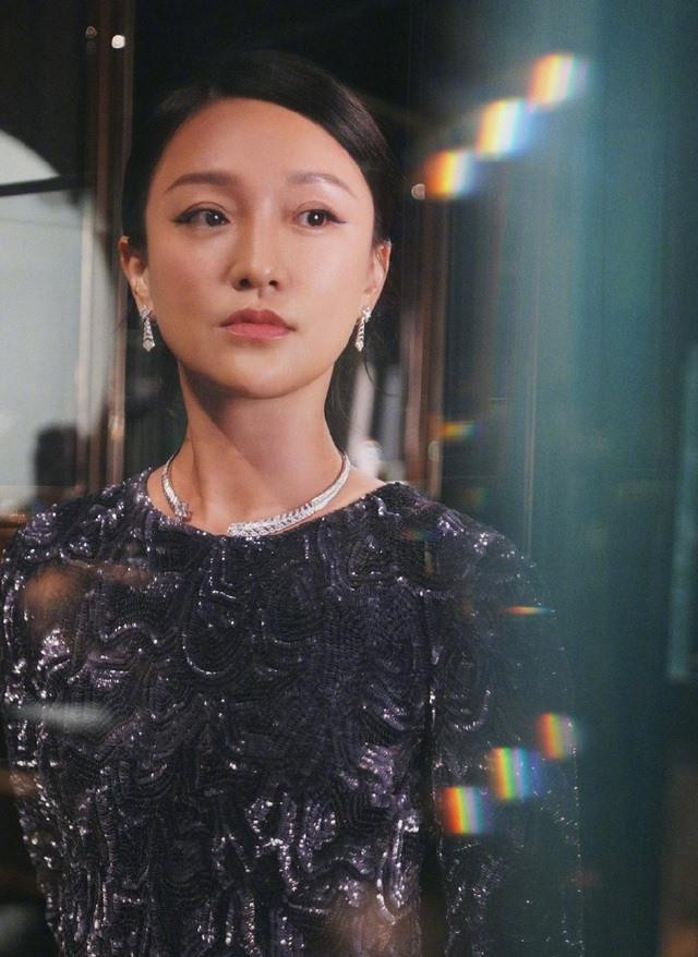 Hiện tại, dù đã bước sang tuổi 47, nữ diễn viên vẫn giữ được vẻ đẹp cuốn hút và thân hình mảnh mai. Tuy nhiên, đường tình duyên của cô lại không mấy suôn sẻ khi trải qua nhiều lần tan vỡ. Sau khi kết thúc cuộc hôn nhân với Cao Thánh Viễn, hiện nữ diễn viên vẫn lẻ bóng một mình Hiện tại, dù đã bước sang tuổi 47, nữ diễn viên vẫn giữ được vẻ đẹp cuốn hút và thân hình mảnh mai. Tuy nhiên, đường tình duyên của cô lại không mấy suôn sẻ khi trải qua nhiều lần tan vỡ. Sau khi kết thúc cuộc hôn nhân với Cao Thánh Viễn, hiện nữ diễn viên vẫn lẻ bóng một mình