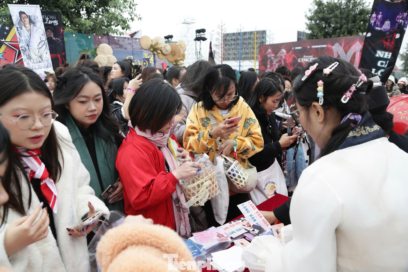 Ban tổ chức khuyên khán giả không nên đến quá sớm vì nhiệt độ xuống thấp nhưng người hâm mộ ùn ùn đổ về khu vực diễn ra concert từ sáng sớm.