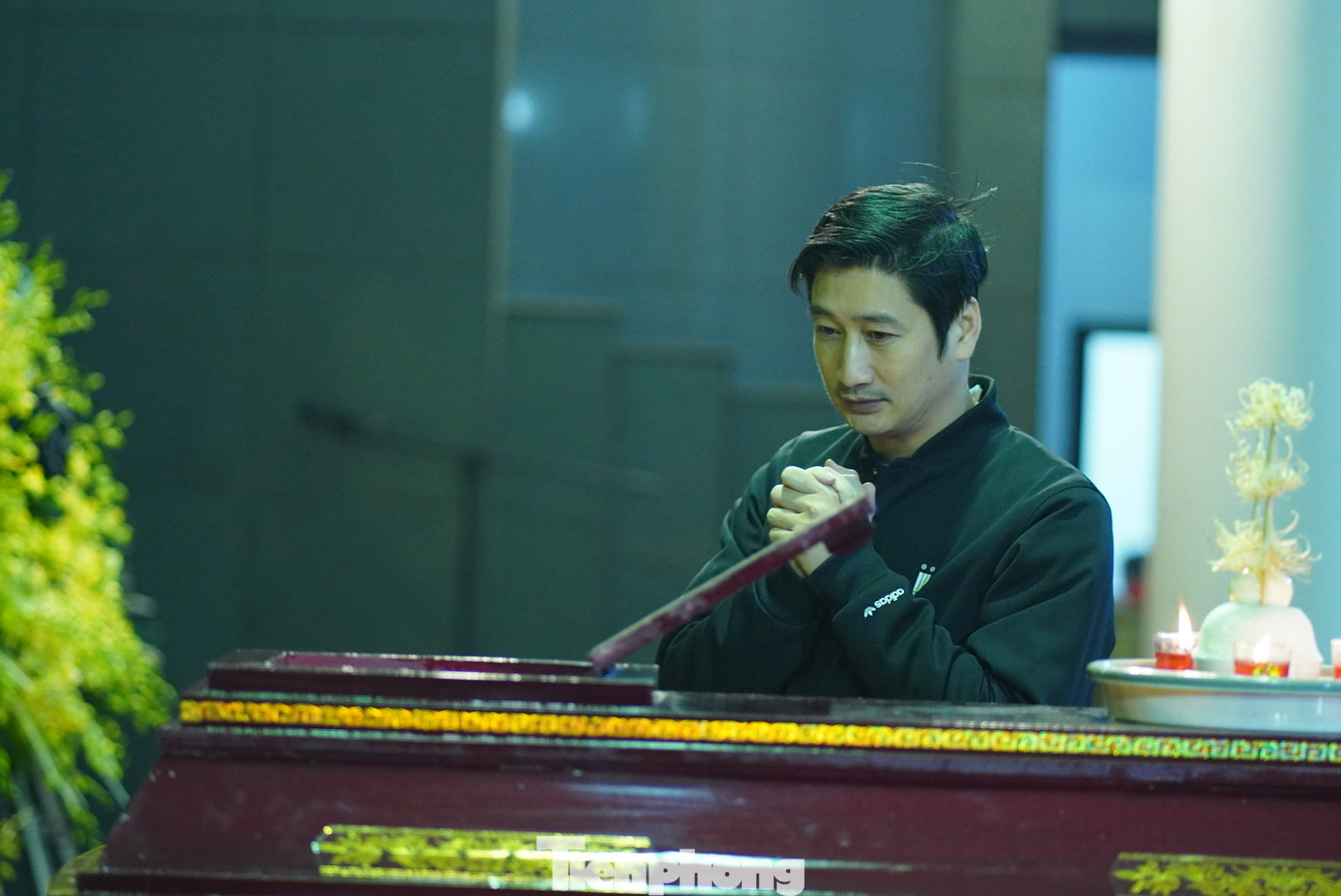 Diễn viên Ngọc Quỳnh bên linh cữu. Ảnh: TRỌNG QUÂN.