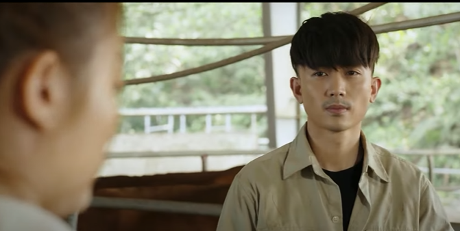 Danh chấp nhận công việc quét dọn chuồng bò để kiếm tiền trả nợ. Ảnh: CMH.