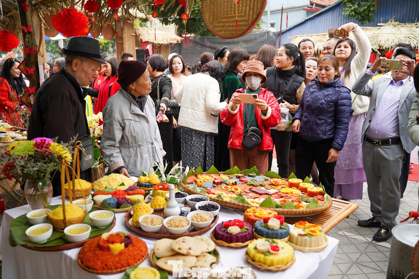 Những mâm xôi có tạo hình độc, lạ ở làng Phú Thượng ảnh 10 Những mâm xôi có tạo hình độc, lạ ở làng Phú Thượng ảnh 10