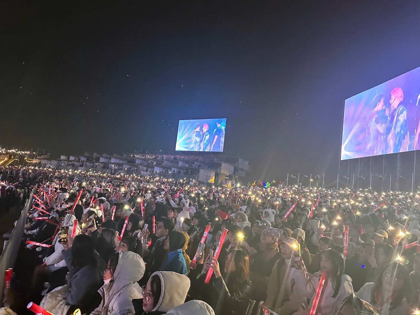 Concert Anh trai vượt ngàn chông gai tối 14/12 đón hàng chục nghìn khán giả. 8 màn hình LED được bố trí sẵn. Khu vực vé đắt nhất có đồ ăn cho khán giả. Đây cũng là hạng vé bán hết nhanh nhất. Concert Anh trai vượt ngàn chông gai tối 14/12 đón hàng chục nghìn khán giả. 8 màn hình LED được bố trí sẵn. Khu vực vé đắt nhất có đồ ăn cho khán giả. Đây cũng là hạng vé bán hết nhanh nhất.