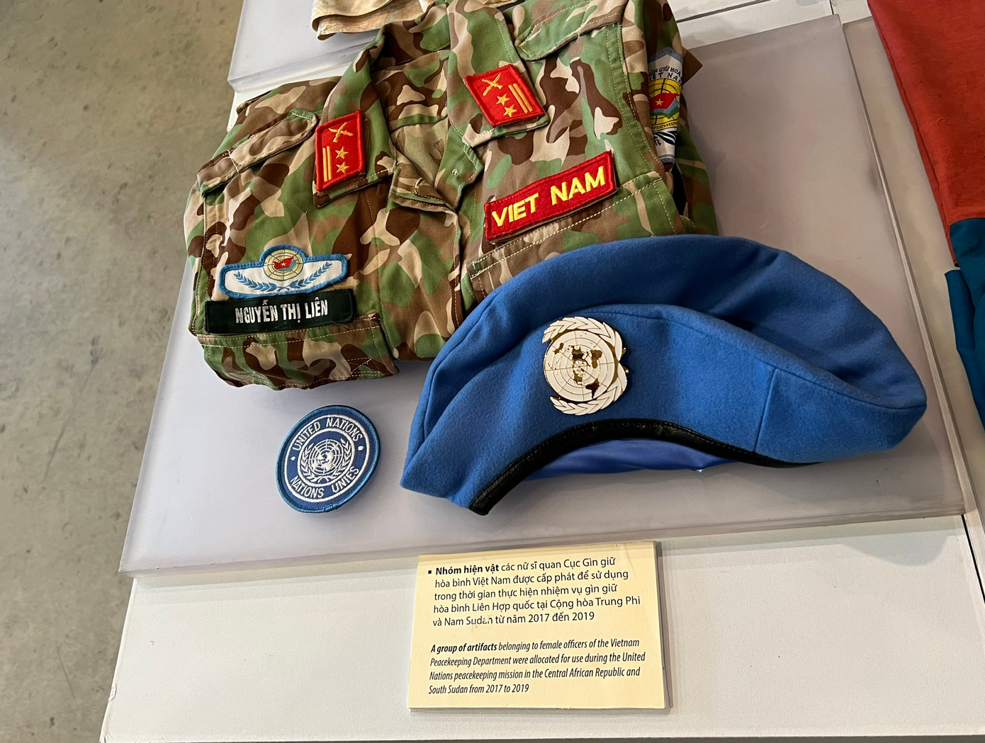 Nhóm hiện vật là đồ dùng mà các nữ sĩ quan Cục Gìn giữ hòa bình Việt Nam được cấp phát trong thời gian thực hiện nhiệm vụ gìn giữ hòa bình Liên Hợp quốc tại Cộng hòa Trung Phi và Nam Sudan từ năm 2017 đến 2019. Nhóm hiện vật là đồ dùng mà các nữ sĩ quan Cục Gìn giữ hòa bình Việt Nam được cấp phát trong thời gian thực hiện nhiệm vụ gìn giữ hòa bình Liên Hợp quốc tại Cộng hòa Trung Phi và Nam Sudan từ năm 2017 đến 2019.