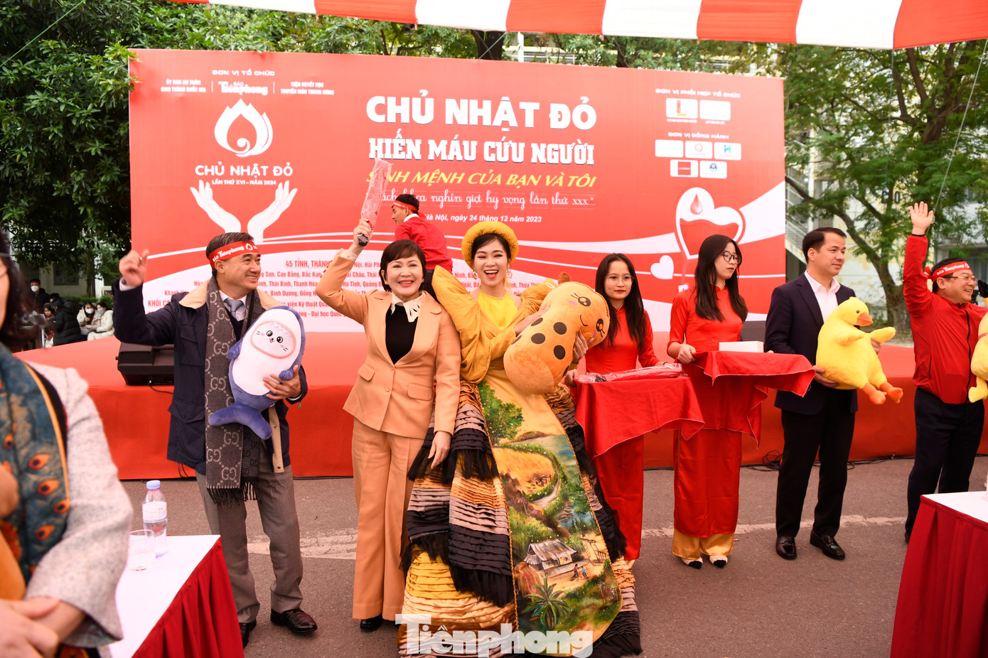 NSƯT Xuân Bắc cầm trịch trò chơi và &quot;phân công&quot; ban tổ chức, các vị lãnh đạo đại biểu và các khách mời như NSND Minh Hòa, ca sĩ Hà Myo tặng quà cho các bạn sinh viên tại sự kiện.