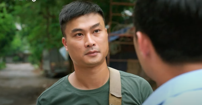 Hiếu &quot;xử&quot; tên yêu râu xanh quấy rối Hoài. Ảnh: CMH.