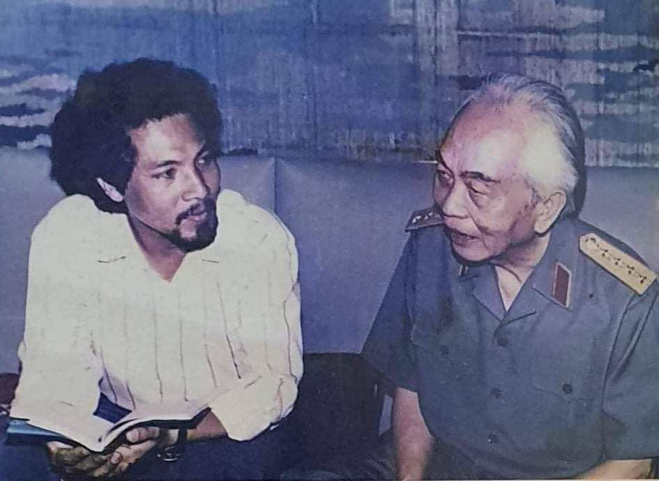 NSƯT Lê Chức thời trẻ có cơ hội trò chuyện cùng đại tướng Võ Nguyên Giáp. Ảnh: NVCC. NSƯT Lê Chức thời trẻ có cơ hội trò chuyện cùng đại tướng Võ Nguyên Giáp. Ảnh: NVCC.