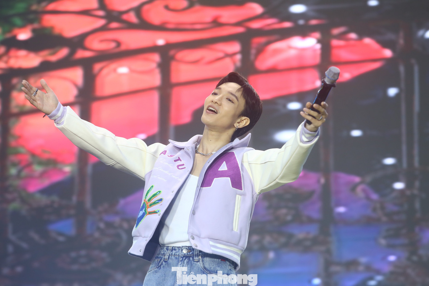 Nam ca sĩ gửi lời chúc tới khán giả, hẹn gặp lại các bạn sinh viên trong thời gian gần nhất. Nam ca sĩ gửi lời chúc tới khán giả, hẹn gặp lại các bạn sinh viên trong thời gian gần nhất.