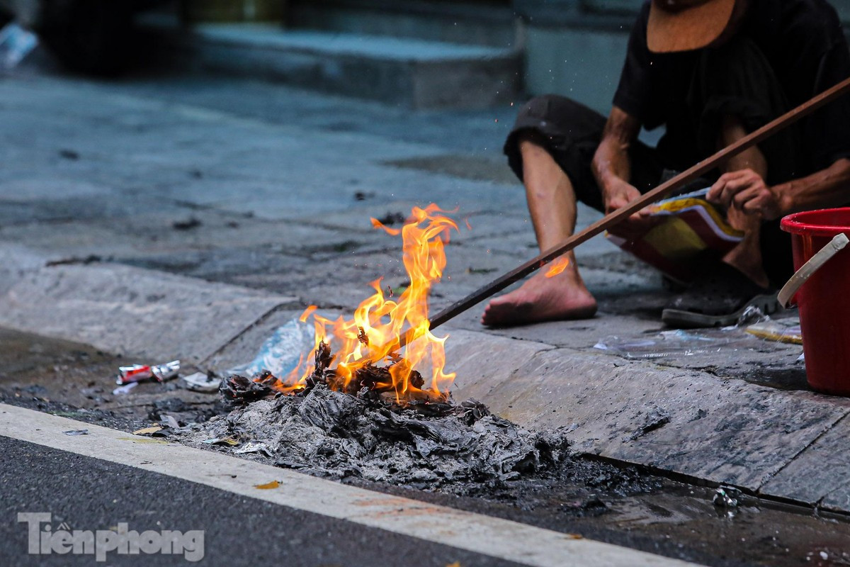 Hộ dân ở phố cổ Hà Thành đỏ lửa đốt vàng mã cúng rằm tháng 7. Ảnh: Duy Phạm. Hộ dân ở phố cổ Hà Thành đỏ lửa đốt vàng mã cúng rằm tháng 7. Ảnh: Duy Phạm.