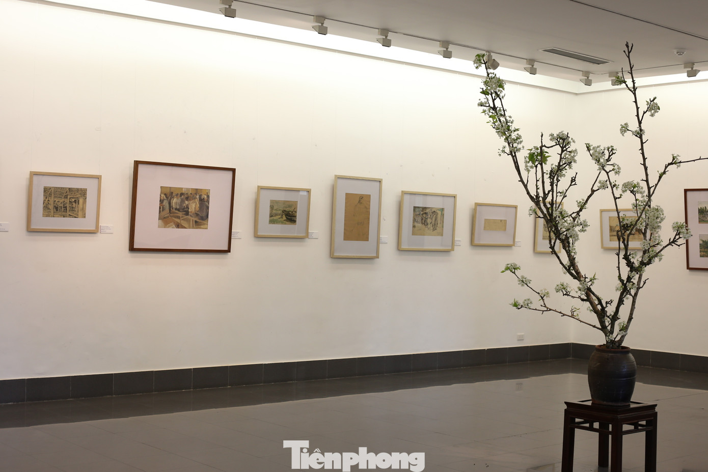 Không gian trưng bày tại triển lãm. 80 tác phẩm được trưng bày tại triển lãm của các thế hệ họa sĩ, được chọn theo giai đoạn từ năm 1945 đến năm 1954. Không gian trưng bày tại triển lãm. 80 tác phẩm được trưng bày tại triển lãm của các thế hệ họa sĩ, được chọn theo giai đoạn từ năm 1945 đến năm 1954.