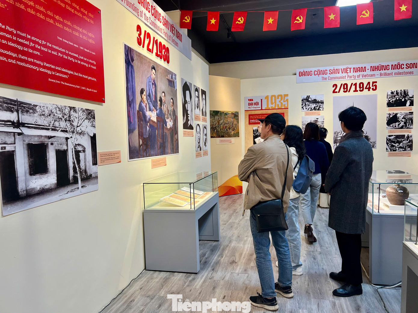 Trưng bày thu hút sự quan tâm của công chúng. Ảnh: Ngọc Ánh. Trưng bày thu hút sự quan tâm của công chúng. Ảnh: Ngọc Ánh.