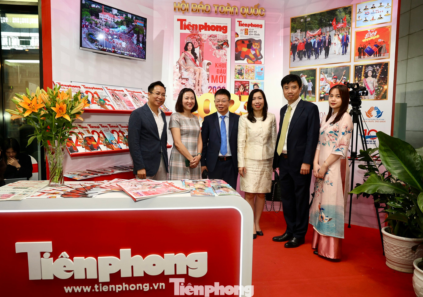 Thứ trưởng Bộ Ngoại giao Lê Thị Thu Hằng (thứ ba từ phải sang) tại gian trưng bày báo Tiền Phong tại Hội báo toàn quốc 2023 (ảnh: Như Ý).