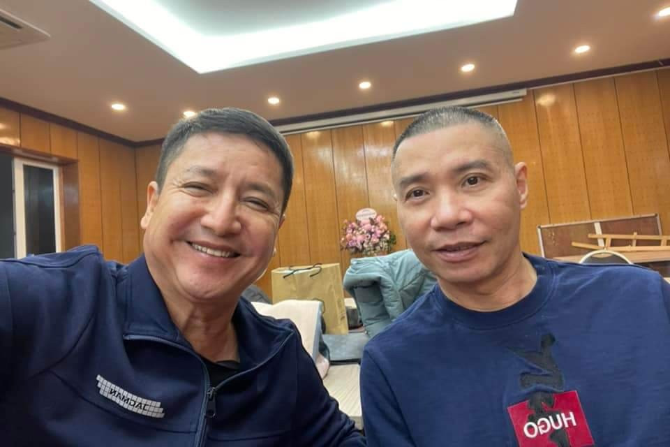 NSƯT Chí Trung và NSND Công Lý trong hậu trường tập luyện Táo quân 2023. Ảnh: FBNV.