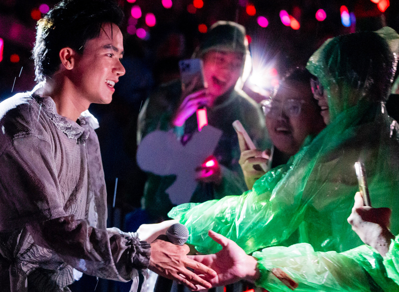 Chương trình kết thúc lúc hơn 1h sáng. Do mưa lớn, nhiều người trú tạm ở khu vực y tế và các quầy đồ ăn.