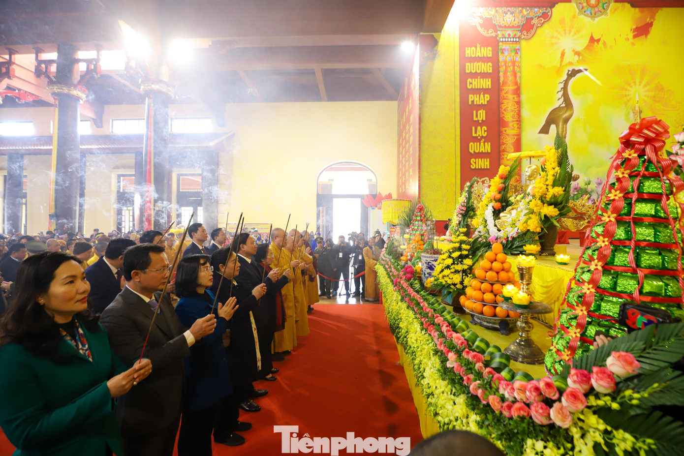 Lãnh đạo Thành ủy, UBND tỉnh Quảng Ninh và các bậc tăng ni, phật tử dâng hương tại Lễ hội Xuân Yên Tử 2023. Lễ hội năm nay có nhiều điểm mới. Ban Trị sự GHPGVN tỉnh Quảng Ninh tổ chức các hoạt động tâm linh ban đêm như lễ cầu an, lễ chúc phúc... Ảnh: TRỌNG TÀI.