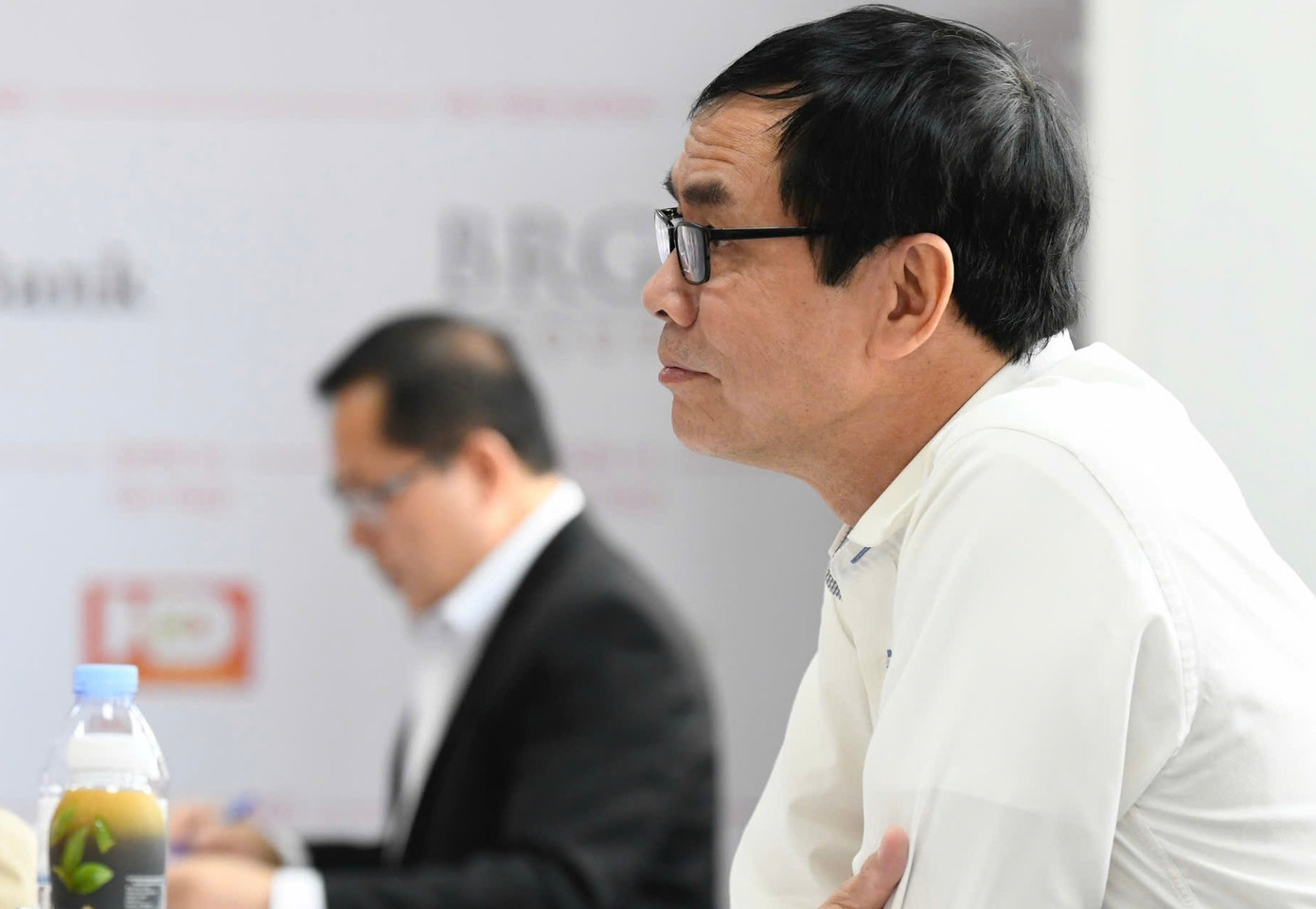 Thí sinh gặp gỡ trực tiếp giám khảo trong không gian tĩnh, ánh sáng tự nhiên. Mỗi cuộc gặp kéo dài khoảng 3-5 phút. Ban tổ chức chuẩn bị chuông báo để tính giờ.