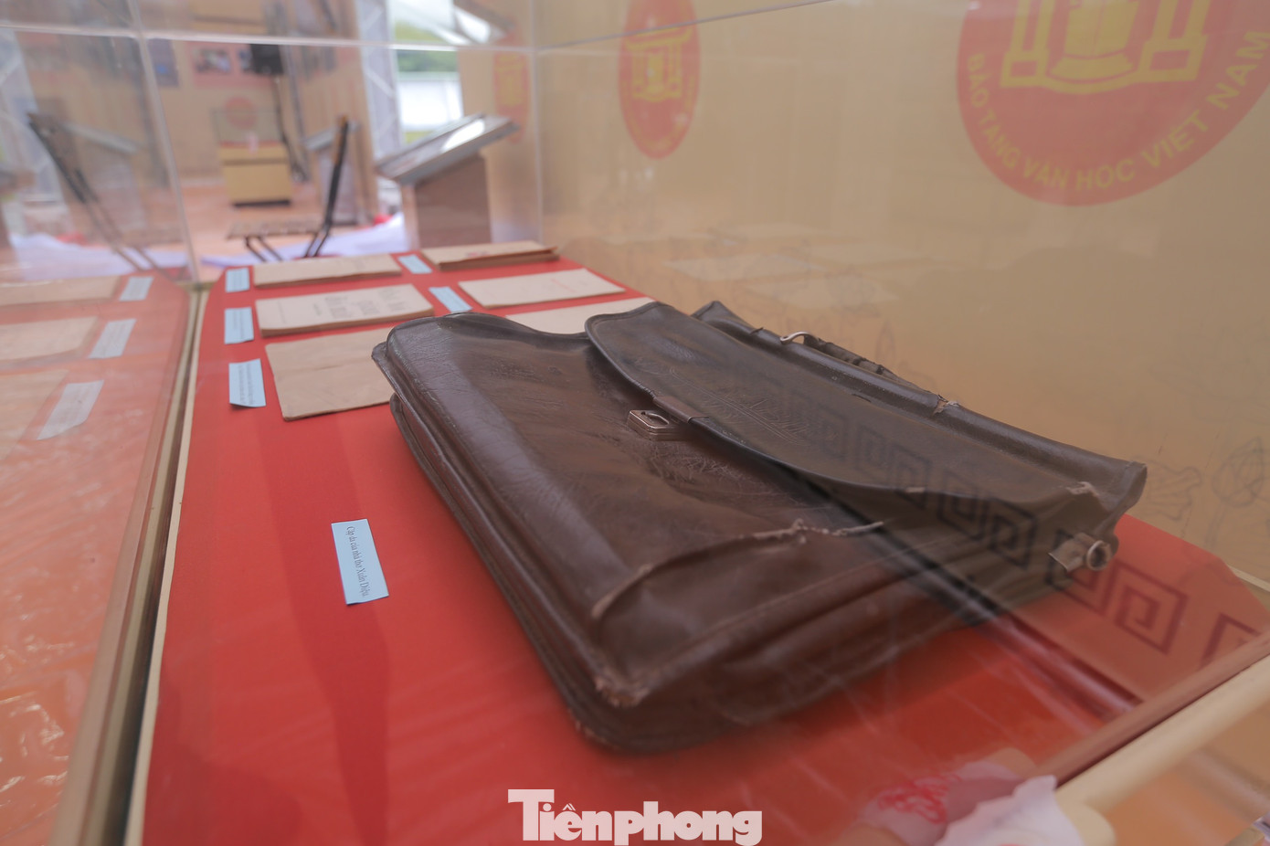 Cặp da của nhà thơ Xuân Diệu được trưng bày ở Nhà Ký ức. Ảnh: DUY PHẠM. Cặp da của nhà thơ Xuân Diệu được trưng bày ở Nhà Ký ức. Ảnh: DUY PHẠM.