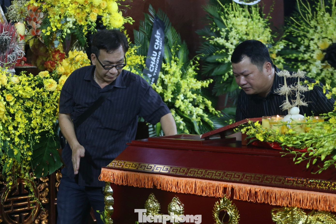 NSND Nguyễn Thanh Vân, nghệ sĩ Đức Khuê tiễn biệt đạo diễn tài danh của điện ảnh nước nhà. NSND Nguyễn Thanh Vân, nghệ sĩ Đức Khuê tiễn biệt đạo diễn tài danh của điện ảnh nước nhà.