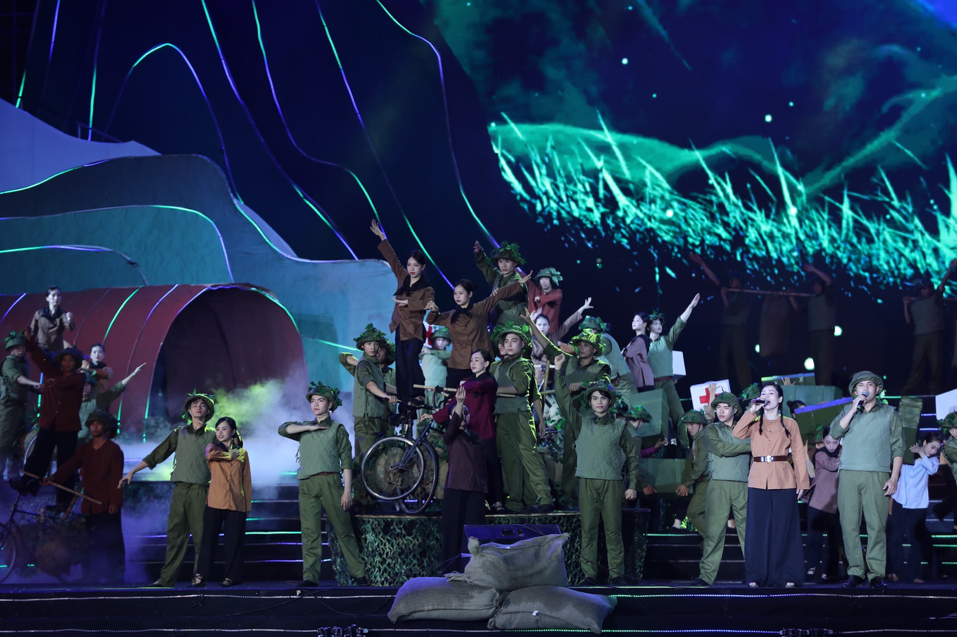 Chủ đề này có sự kết nối quá khứ, hiện tại và tương lai, thể hiện tầm vóc của chiến thắng “lừng lẫy năm châu, chấn động địa cầu”. Thời lượng 90 phút vẽ nên bức tranh đa sắc màu của Điện Biên, vùng đất có 19 dân tộc anh em cùng sinh sống, đưa khán giả về với những ký ức không thể nào quên, một thời kỳ oanh liệt của quân và dân ta. Chương trình nghệ thuật gồm ba phần Toàn dân ra trận, Khúc tráng ca thế kỷ XX và Điểm hẹn hòa bình.