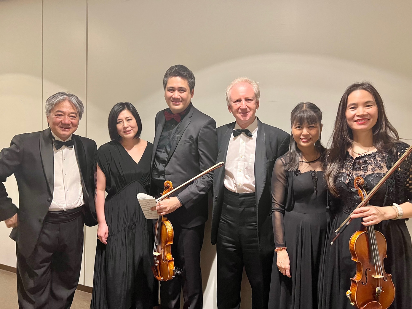 Nhạc trưởng Honna Tetsuji (ngoài cùng bên trái), NSƯT Bùi Công Duy và các nghệ sĩ góp mặt trong đêm diễn.