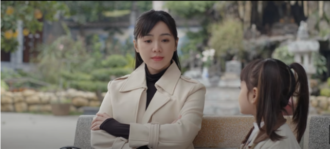 Hạnh nói với Happi về mối liên hệ đặc biệt giữa cô bé và người mẹ đã mất. Ảnh: CMH. Hạnh nói với Happi về mối liên hệ đặc biệt giữa cô bé và người mẹ đã mất. Ảnh: CMH.