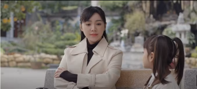 Hạnh nói với Happi về mối liên hệ đặc biệt giữa cô bé và người mẹ đã mất. Ảnh: CMH. Hạnh nói với Happi về mối liên hệ đặc biệt giữa cô bé và người mẹ đã mất. Ảnh: CMH.